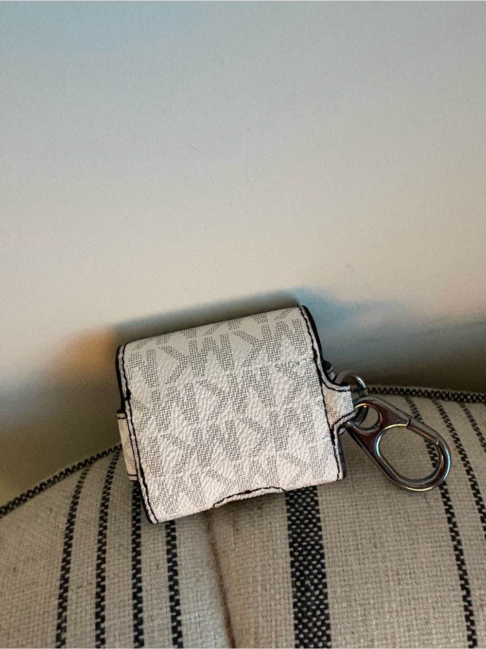 White Patterned Key Pouch Wallet - Compact Accessory - Picture 3 of 4